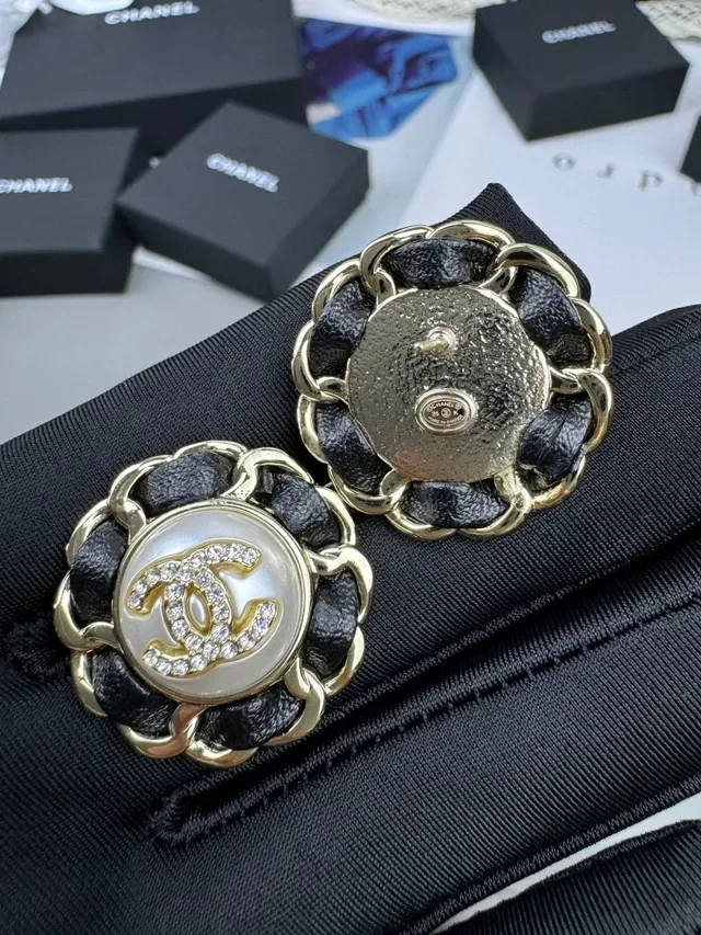 Chanel 山茶花风格链条黑金框架纹理边框耳环 4