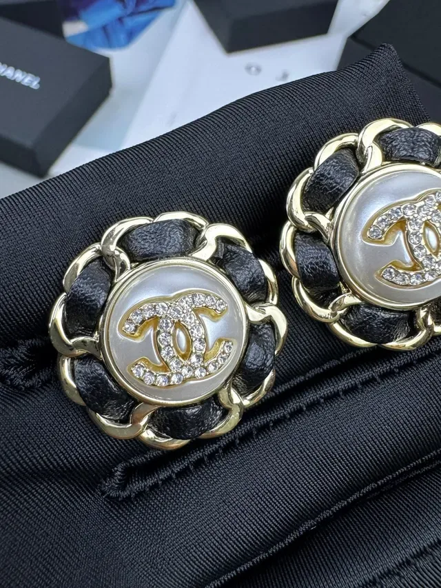 Chanel 山茶花风格链条黑金框架纹理边框耳环 5