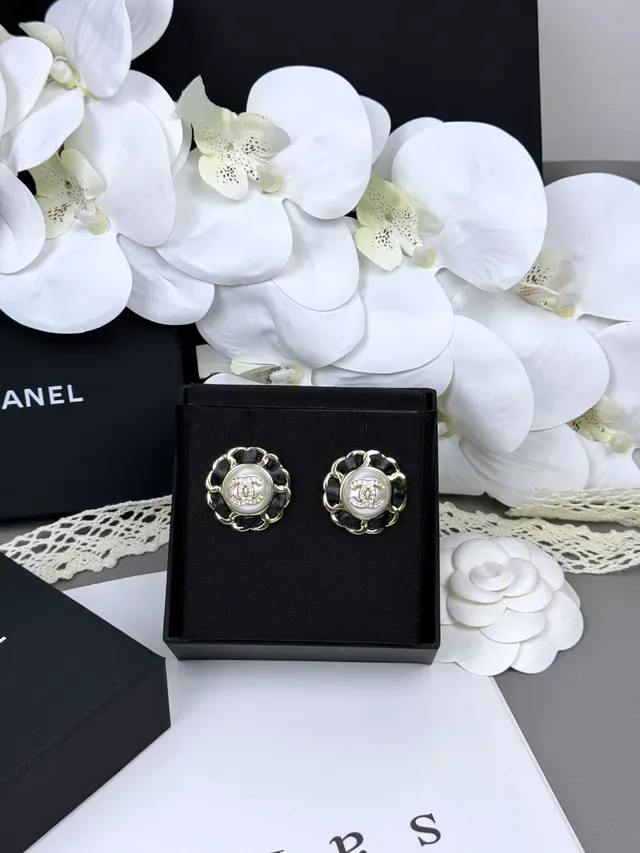 Chanel 山茶花风格链条黑金框架纹理边框耳环 6