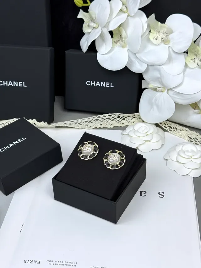 Chanel 山茶花风格链条黑金框架纹理边框耳环 7