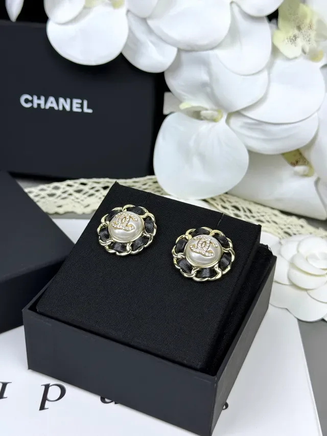 Chanel 山茶花风格链条黑金框架纹理边框耳环 8