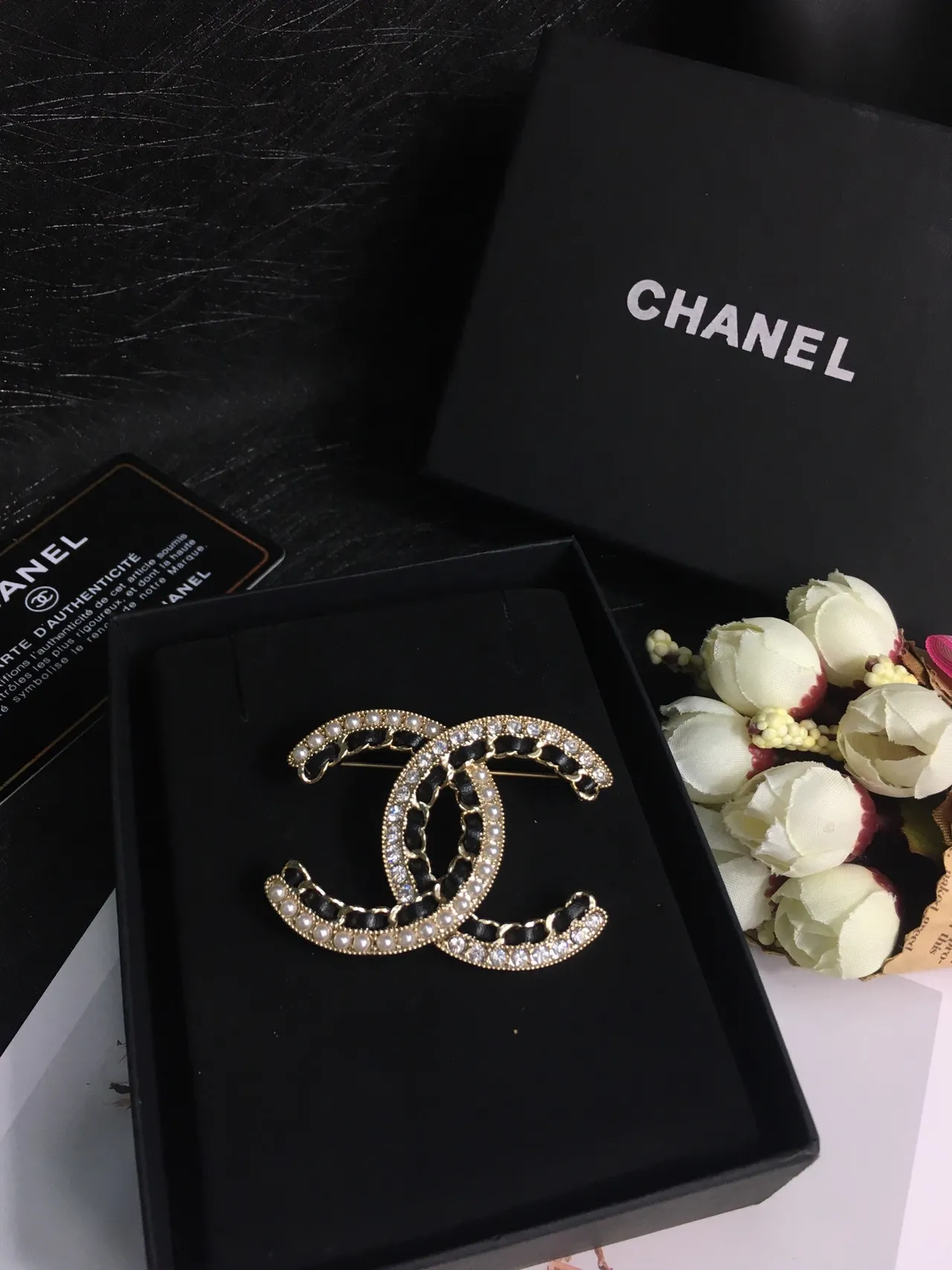 Chanel CC بروش ذهبي أسود نسيج متشابك لؤلؤ وكريستال تثبيت بروش 8