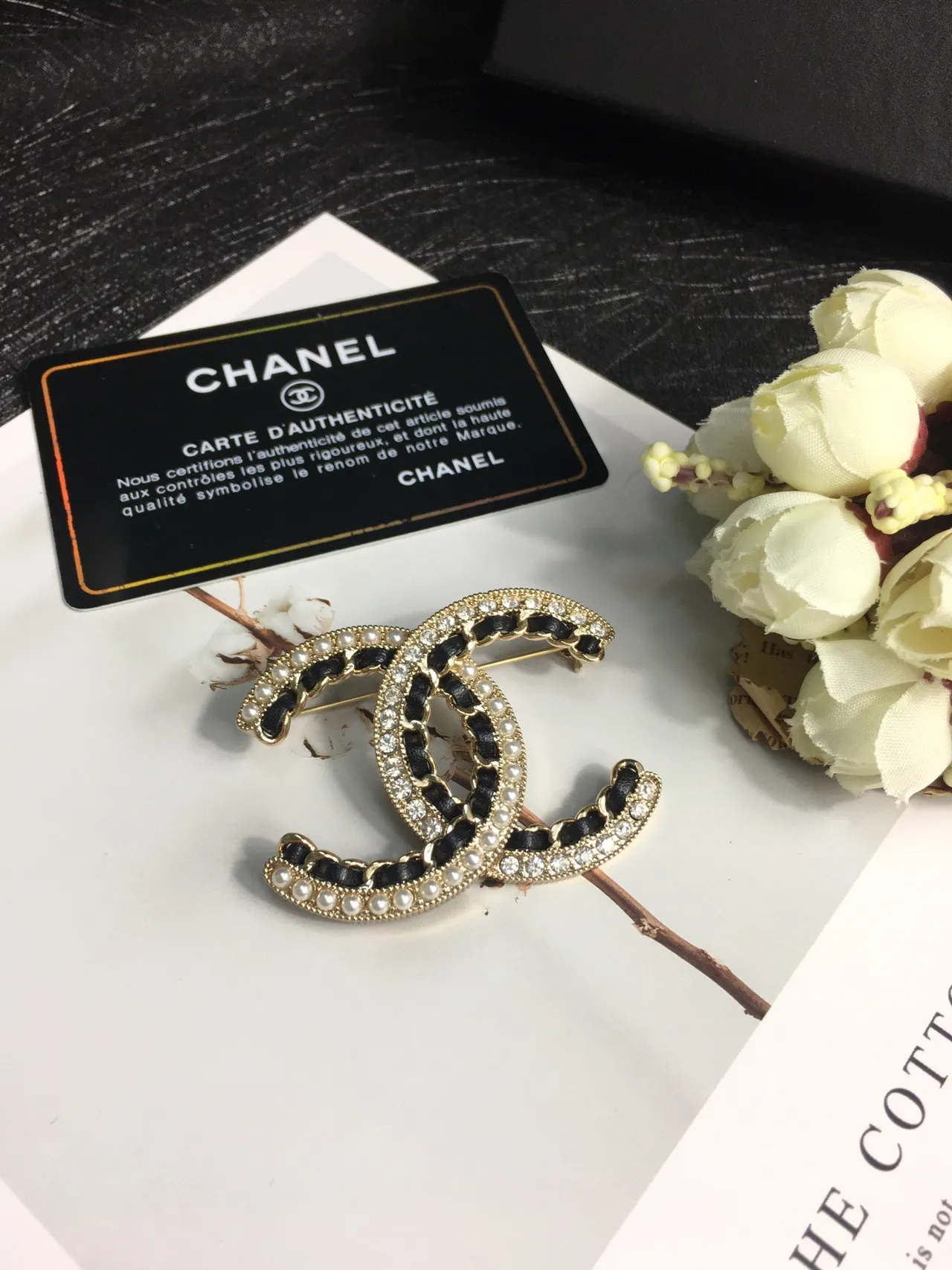 Chanel CC بروش ذهبي أسود نسيج متشابك لؤلؤ وكريستال تثبيت بروش 9