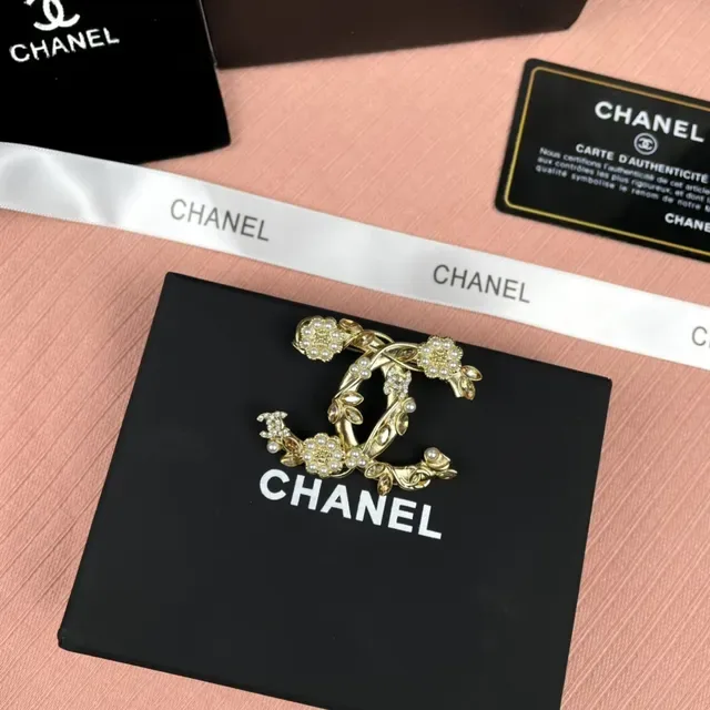 Chanel CC Logo Brooch Gold White Pearl-Embellished Brooch 4