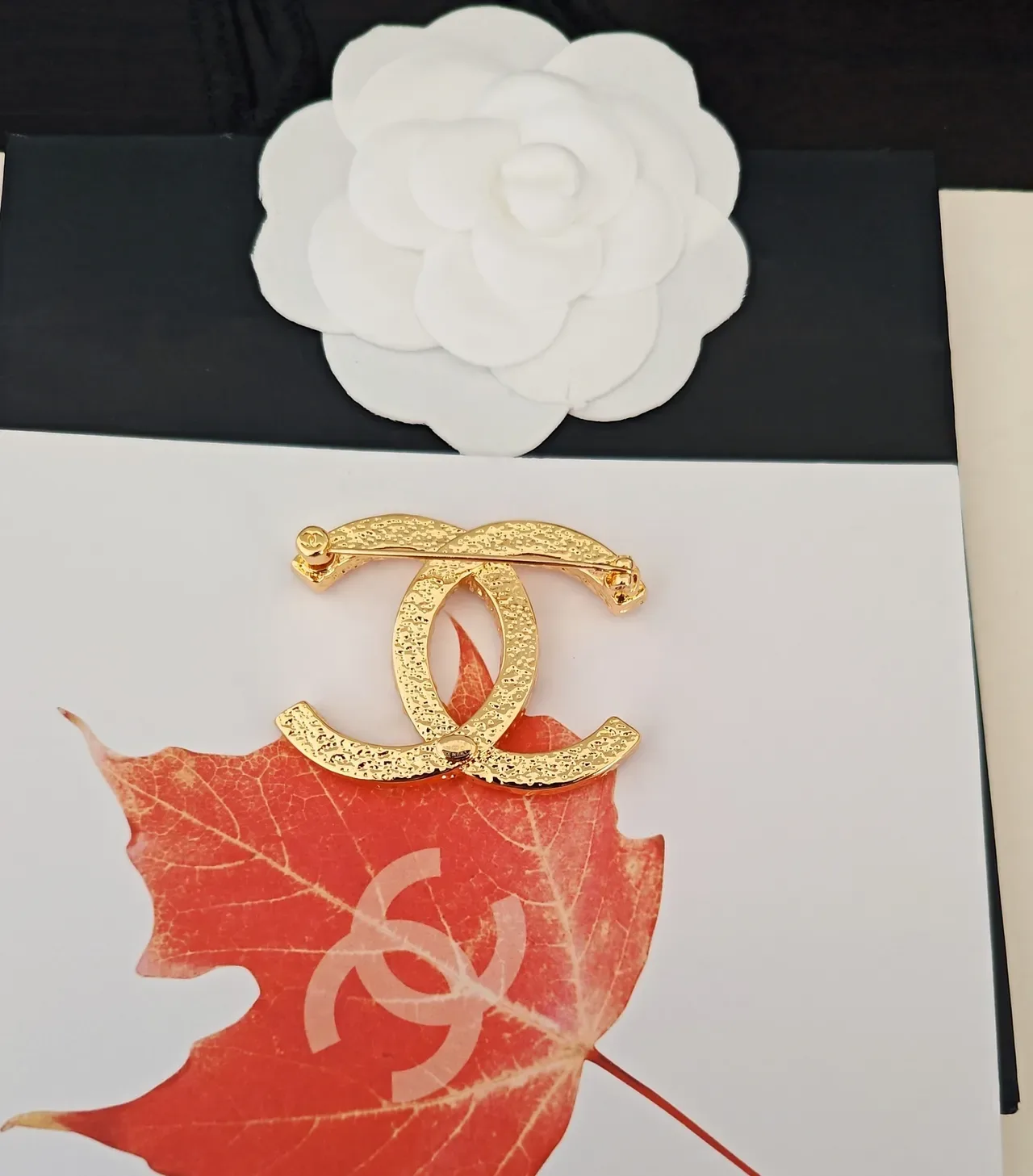Chanel CC Logo ब्रوش ذهبي مخدد 2