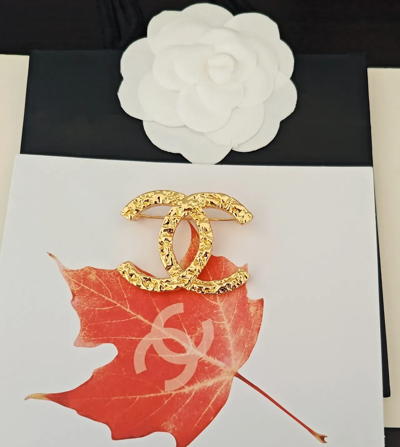 Chanel CC Logo ब्रوش ذهبي مخدد 3