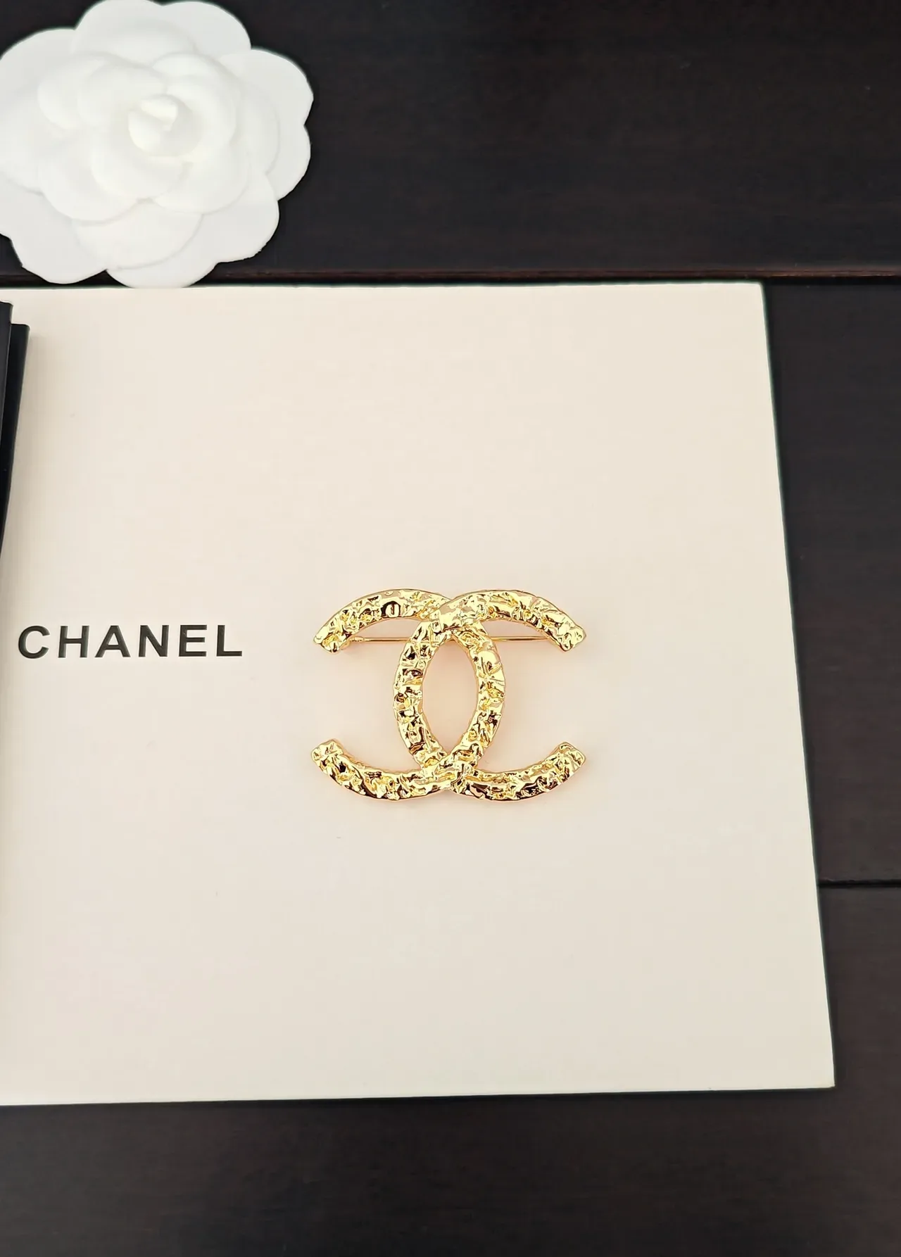Chanel CC Logo ब्रوش ذهبي مخدد 4