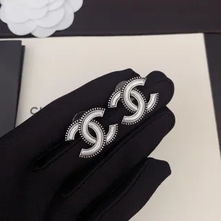 Chanel CC चांदी काला interlocking logo मोती किनारा विवरण कान की झुमके