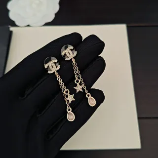 Chanel CC Star Drop सोने का गुलाबी Interlocking Logo Stud Chain कान की मूँज