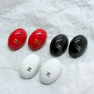 Chanel CC Stud लाल काला ग्लॉसी एनामेल फिनिश ओवल सिल्हूट ईयरिंग्स