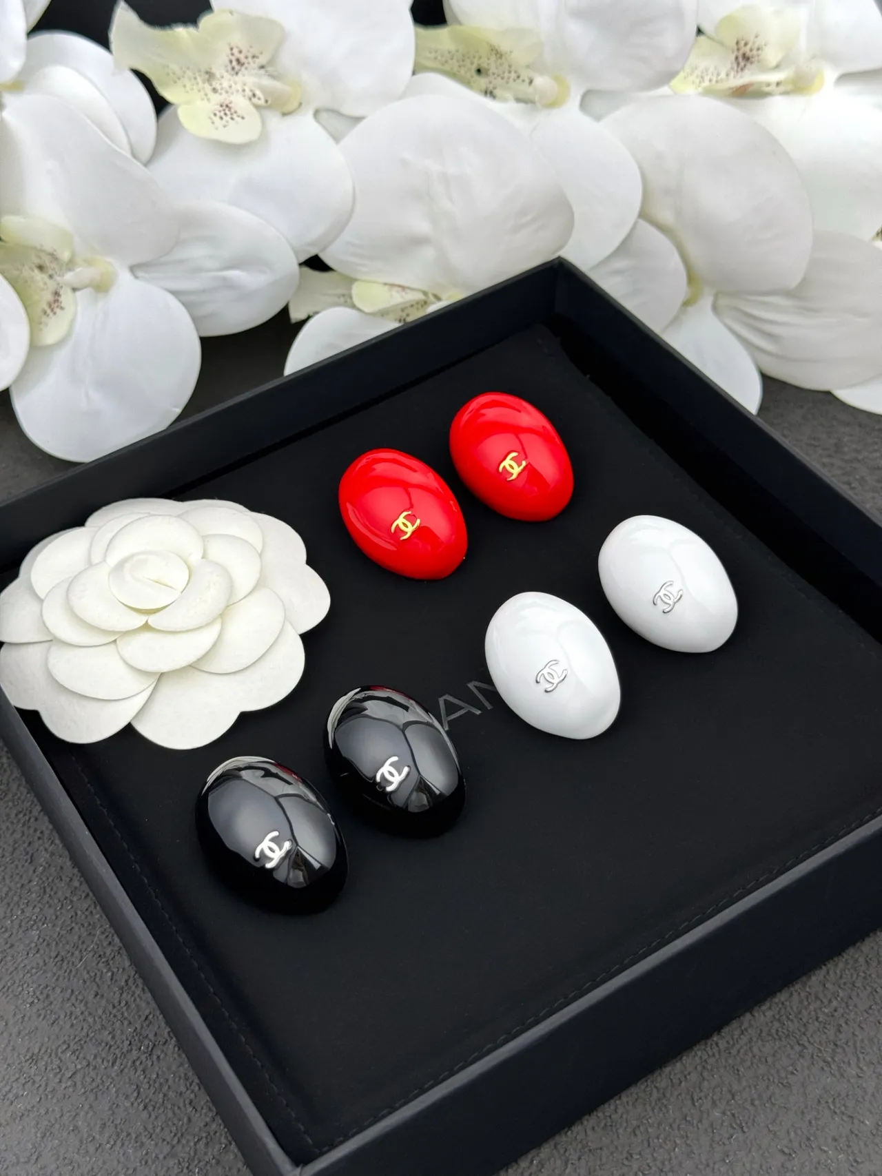 Chanel CC Stud Red Black Glossy Enamel Finish Oval Silhouette Earrings 8