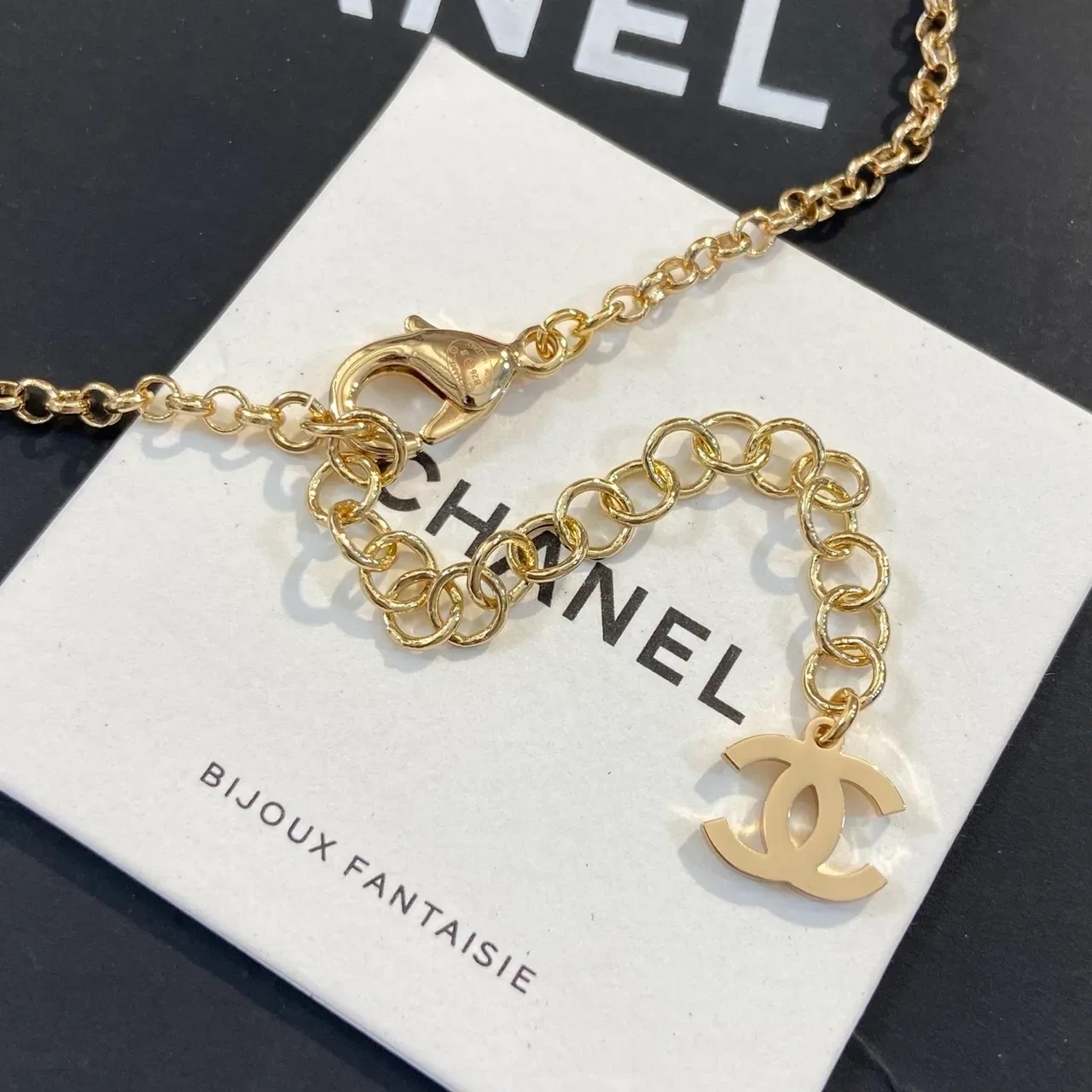 Chanel Colares Alphabet Charm Dourado Cristal Pavé 3
