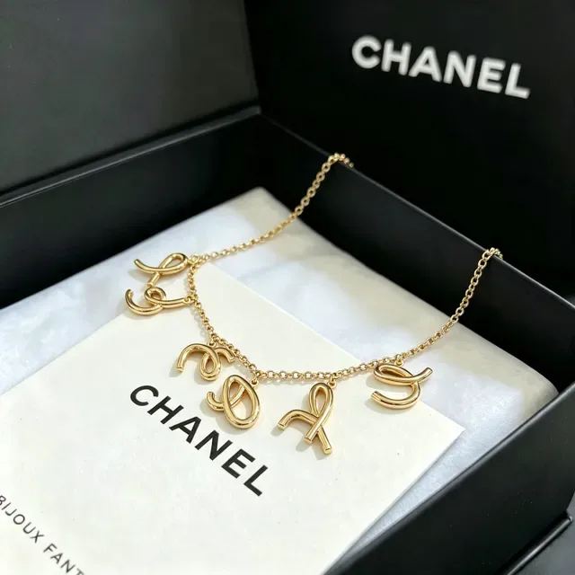 Chanel Colares Alphabet Charm Dourado Cristal Pavé 5