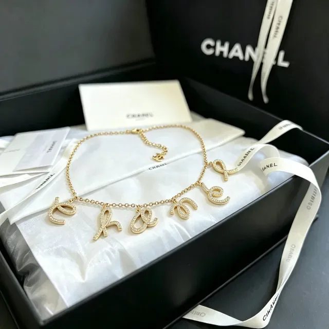 Chanel Colares Alphabet Charm Dourado Cristal Pavé 7