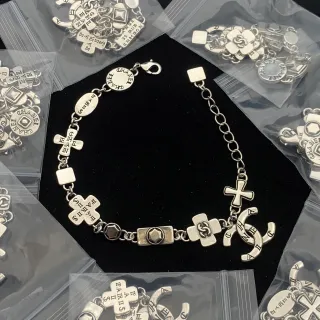 Chanel चार्म ब्रेसलेट चांदी टोन मिश्रित लोगो और ज्योमेट्रिक चार्म्स ब्रेसलेट