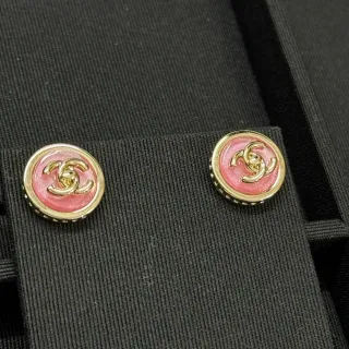 Chanel एनामेल CC गुलाबी और सोने का बटन ईयररिंग्स