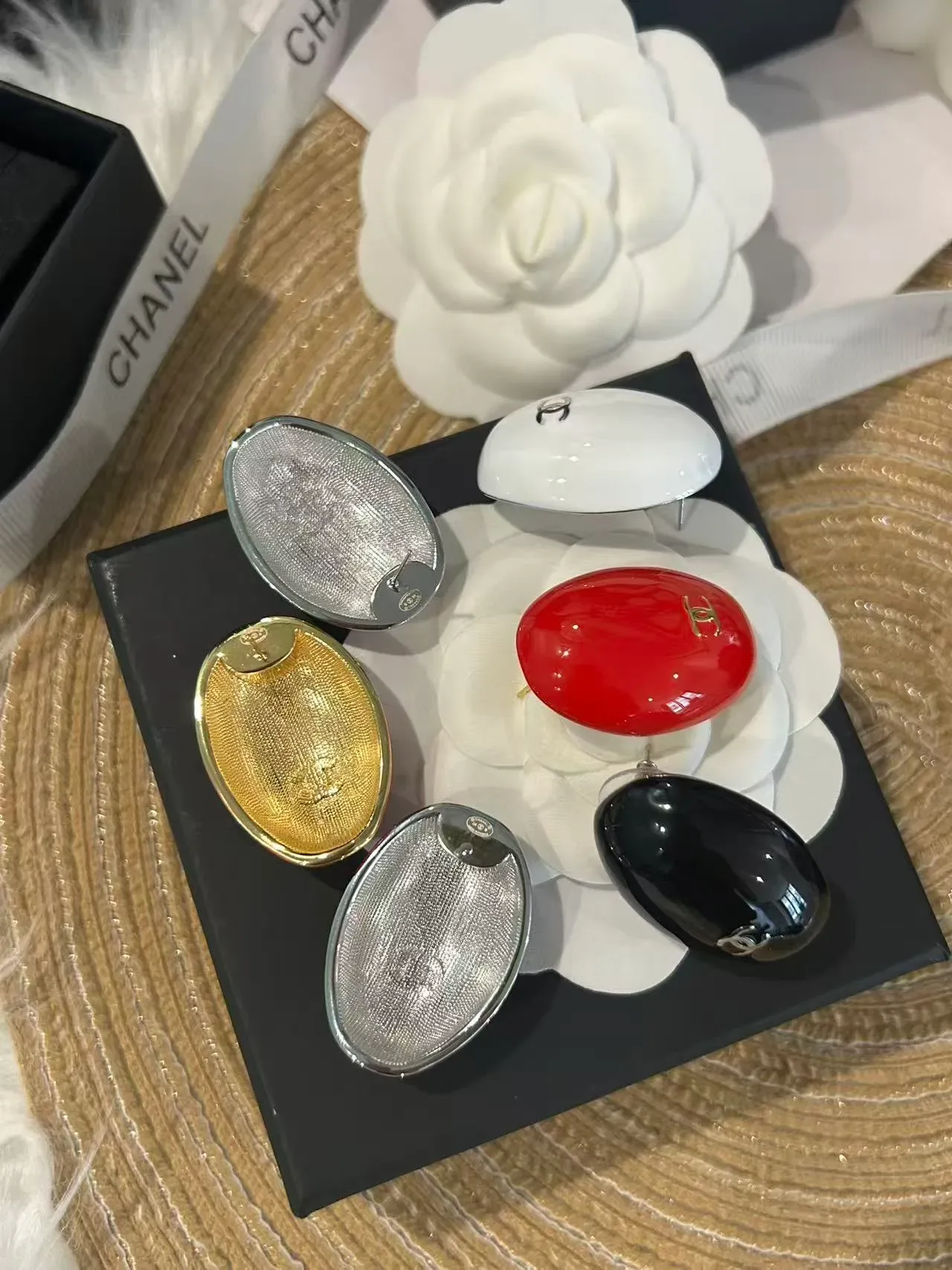 Chanel एनामेल ओवल CC लोगो स्टड इयररिंग्स 2