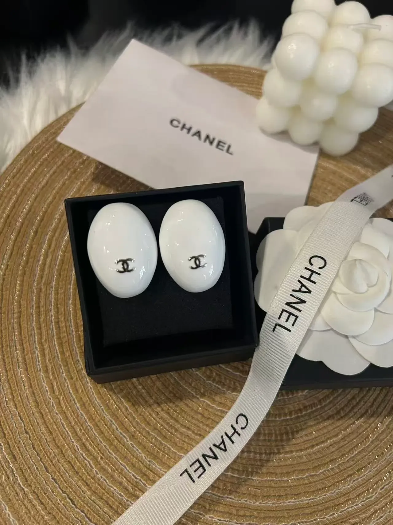 Chanel एनामेल ओवल CC लोगो स्टड इयररिंग्स 3