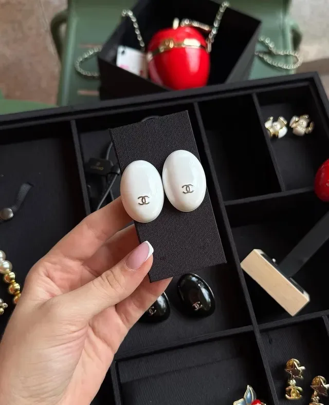 Chanel एनामेल ओवल CC लोगो स्टड इयररिंग्स 4
