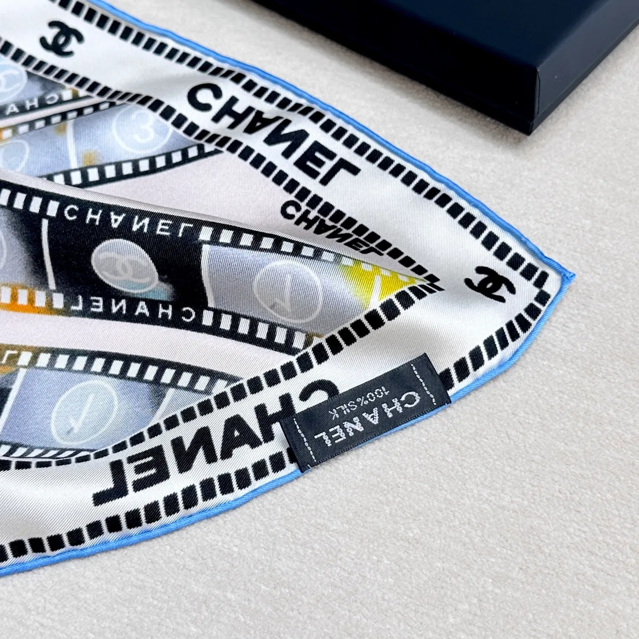Chanel Reel de filme Bege Preto Fita de filme Motivo Interlocking CC Logo Cachecol de seda 2