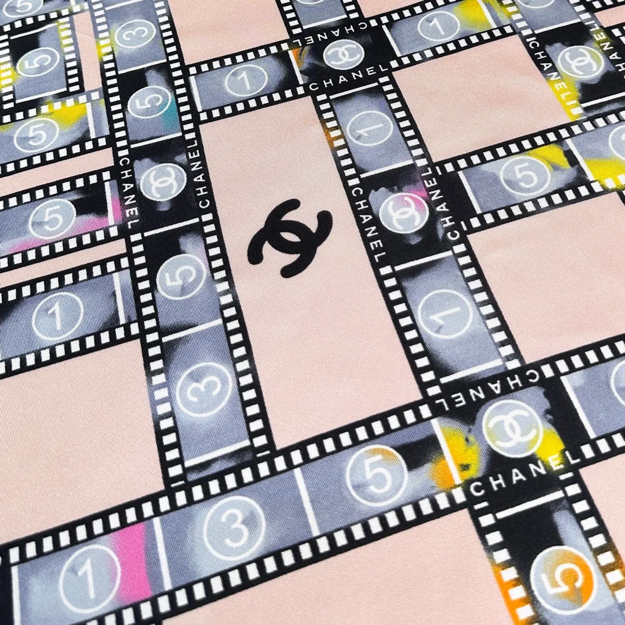 Chanel Reel de filme Bege Preto Fita de filme Motivo Interlocking CC Logo Cachecol de seda 3