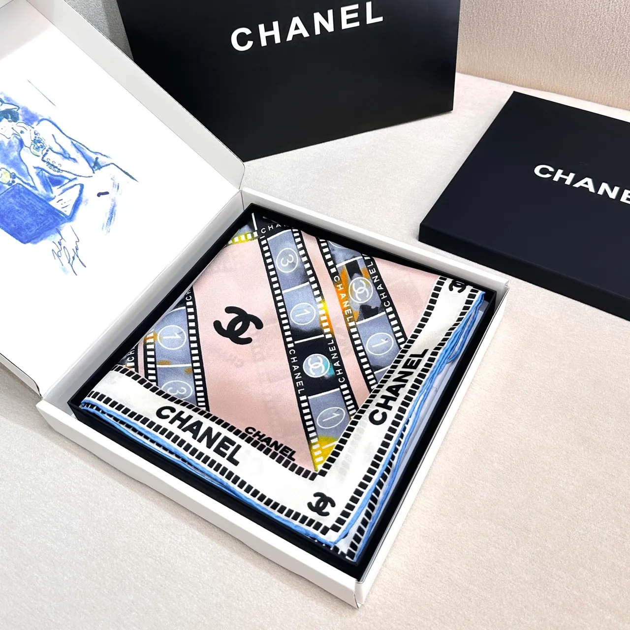 Chanel Reel de filme Bege Preto Fita de filme Motivo Interlocking CC Logo Cachecol de seda 4