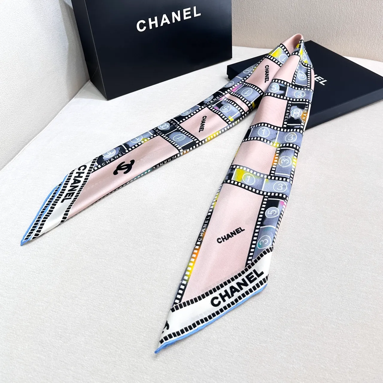 Chanel Reel de filme Bege Preto Fita de filme Motivo Interlocking CC Logo Cachecol de seda 5