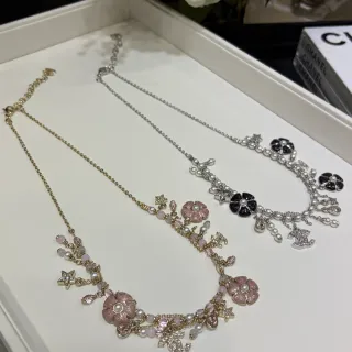 Chanel फ्लोरल एनामेल और मोती CC लोगो नेकलेस