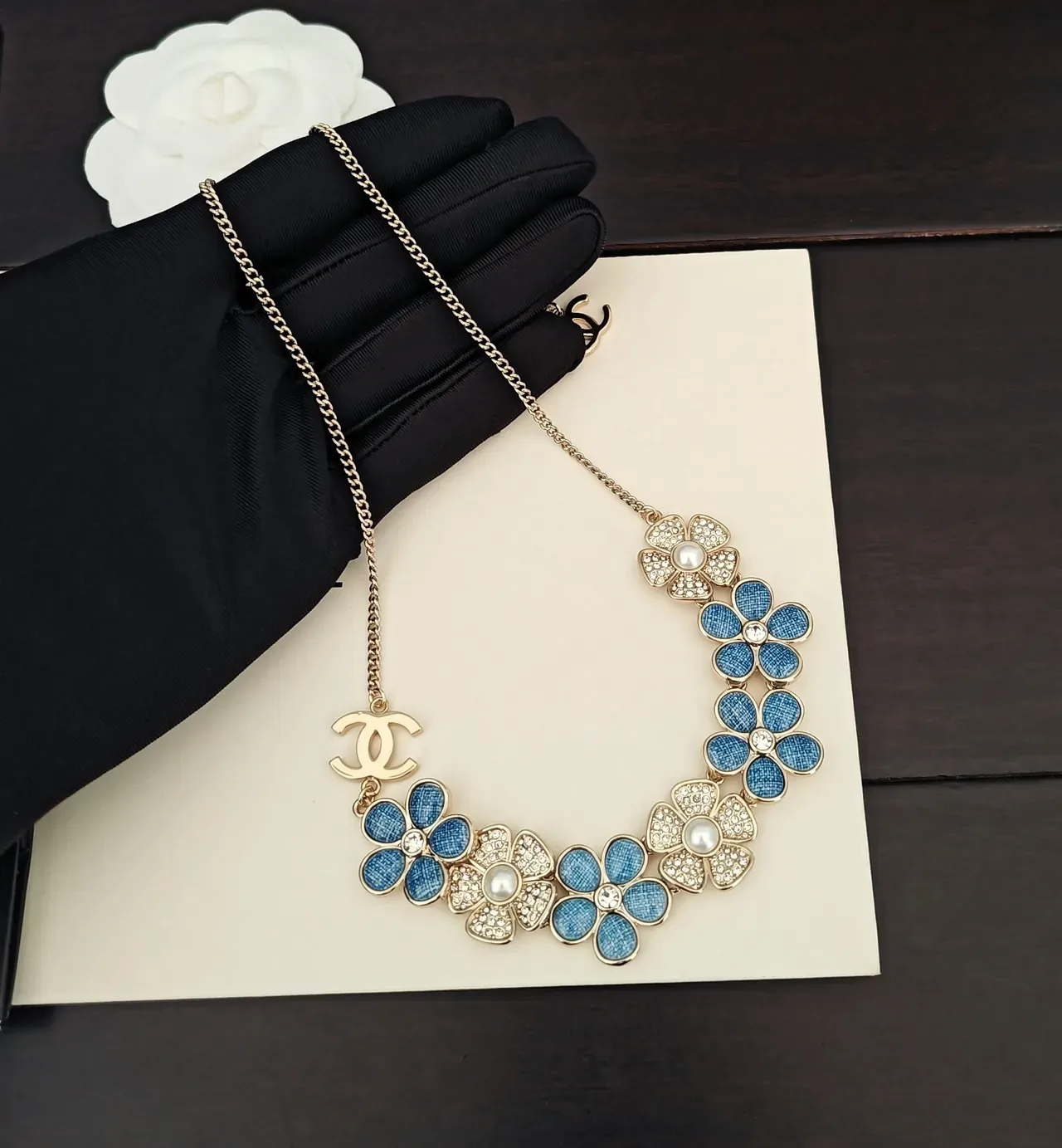Chanel Collier Choker Floral Émail et Perle 3