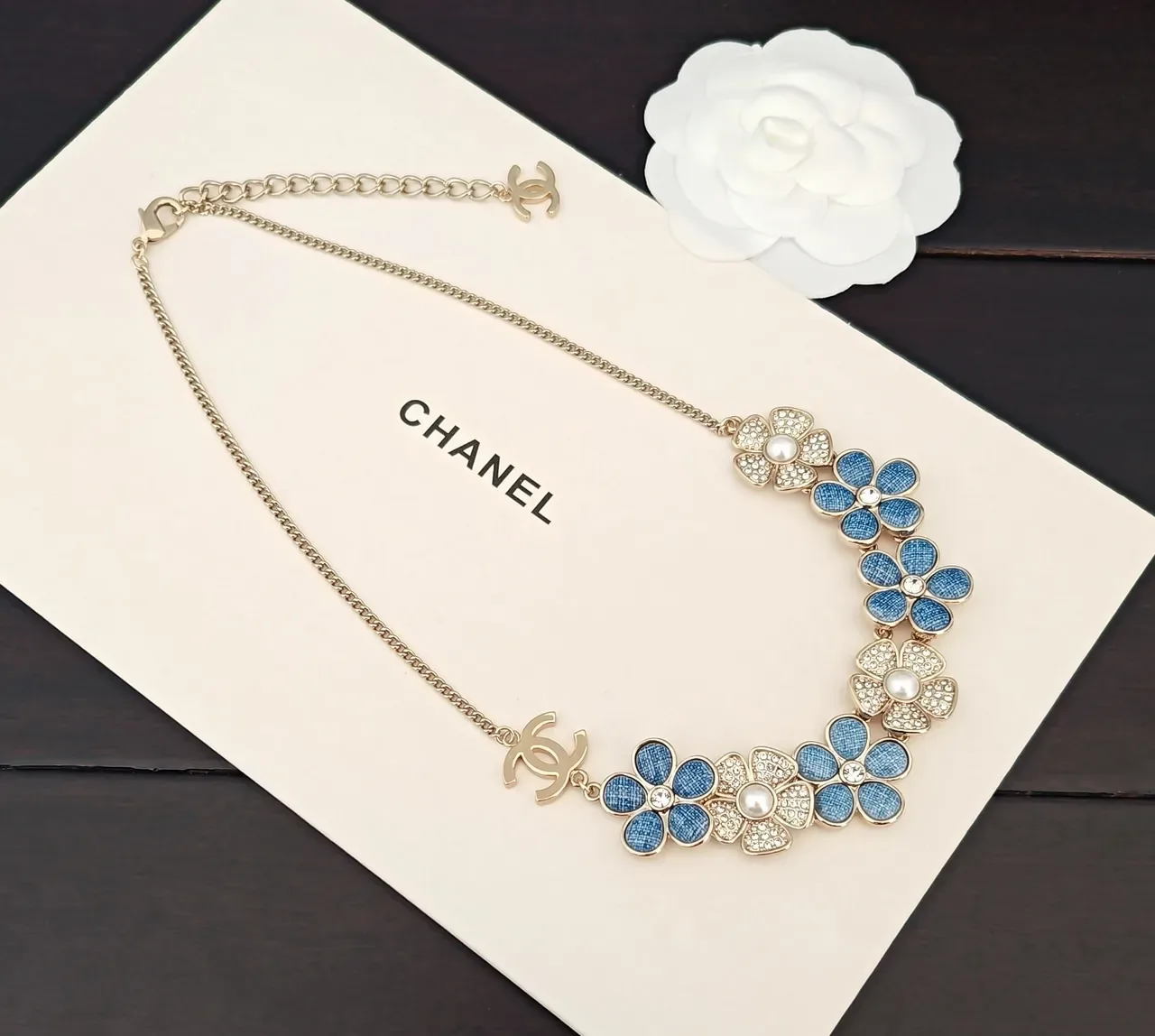 Chanel Collier Choker Floral Émail et Perle 5