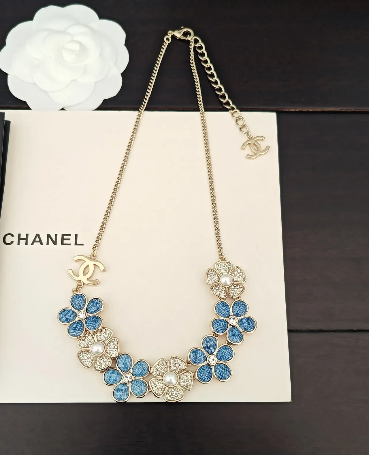 Chanel Collier Choker Floral Émail et Perle 6