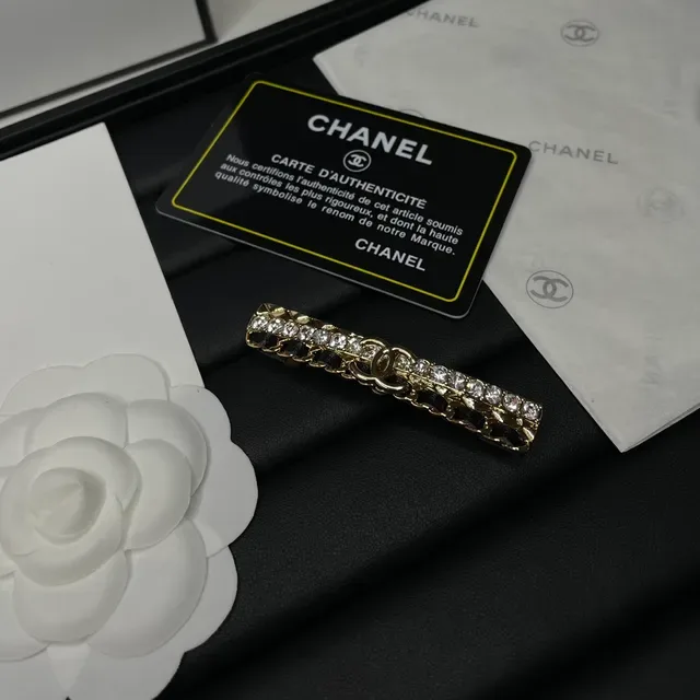 Broche Chanel Or et Noir en Métal Quilted avec Cristaux Embellished 2