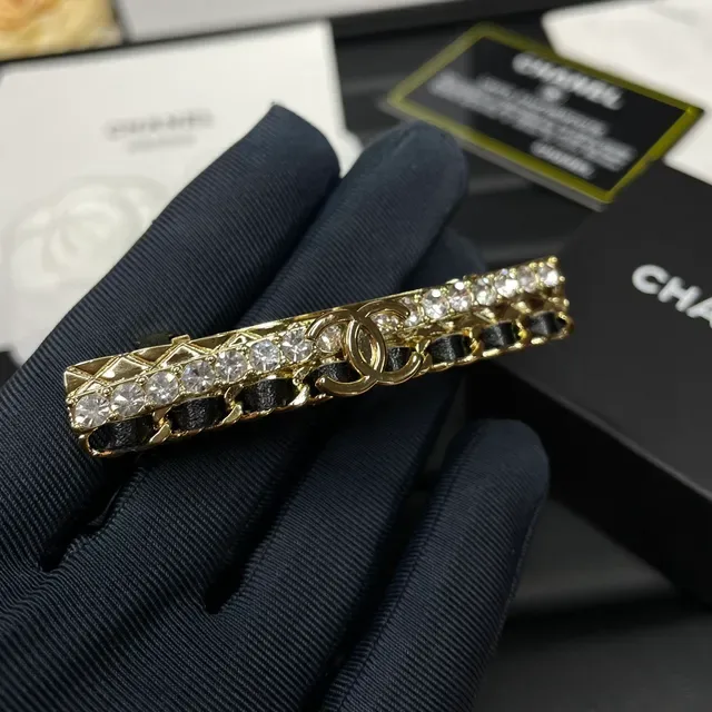 Broche Chanel Or et Noir en Métal Quilted avec Cristaux Embellished 3
