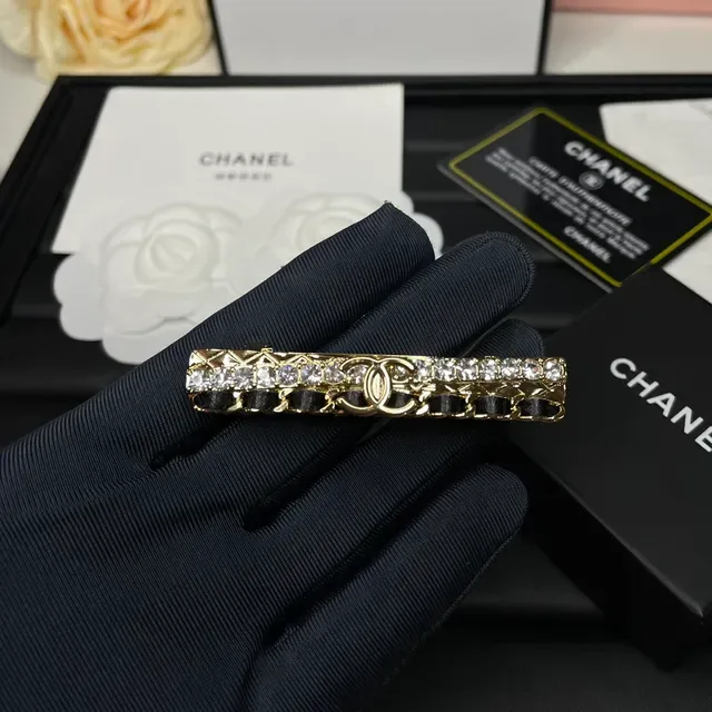 Broche Chanel Or et Noir en Métal Quilted avec Cristaux Embellished 4