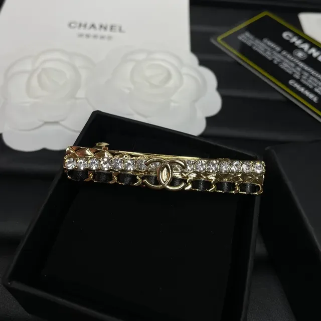 Broche Chanel Or et Noir en Métal Quilted avec Cristaux Embellished 5