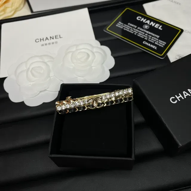 Broche Chanel Or et Noir en Métal Quilted avec Cristaux Embellished 6