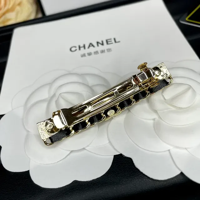 Broche Chanel Or et Noir en Métal Quilted avec Cristaux Embellished 7