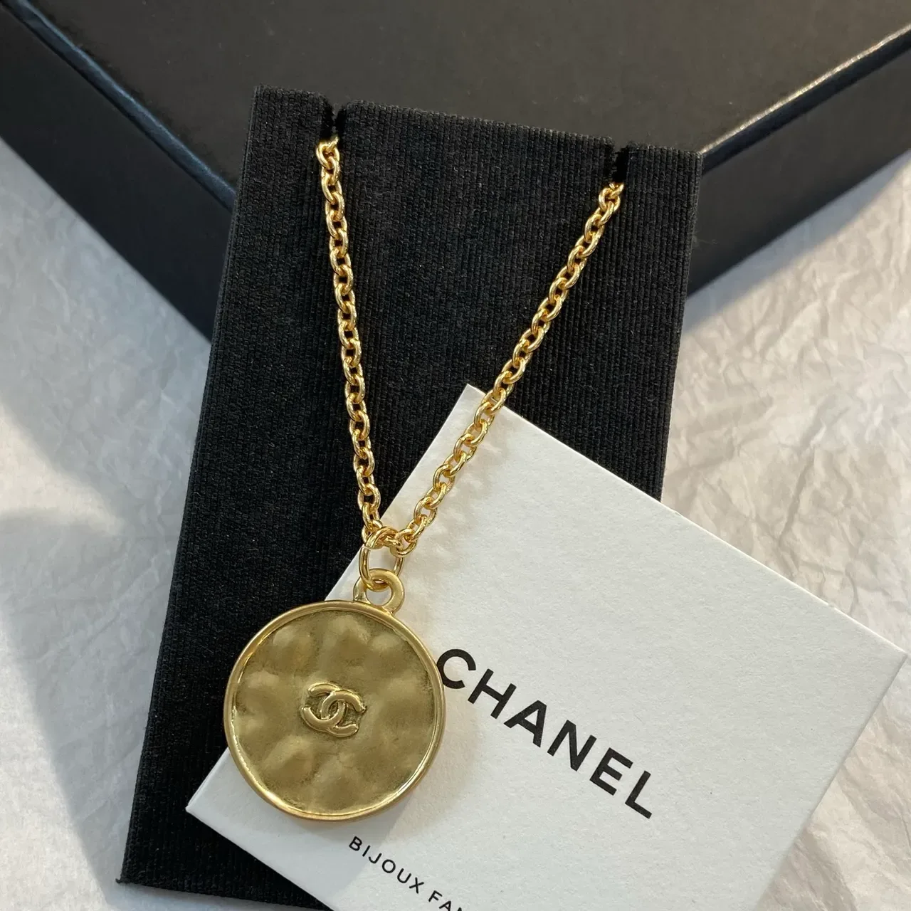 Chanel Collier Chaîne Or Blanc Pendentif Médaillon Forme Pièce 2