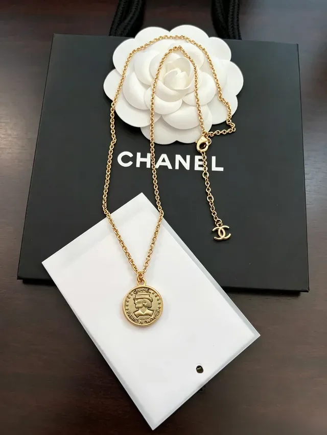 Chanel Collier Chaîne Or Blanc Pendentif Médaillon Forme Pièce 6