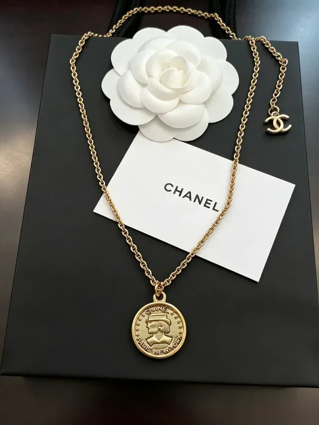 Chanel Collier Chaîne Or Blanc Pendentif Médaillon Forme Pièce 7