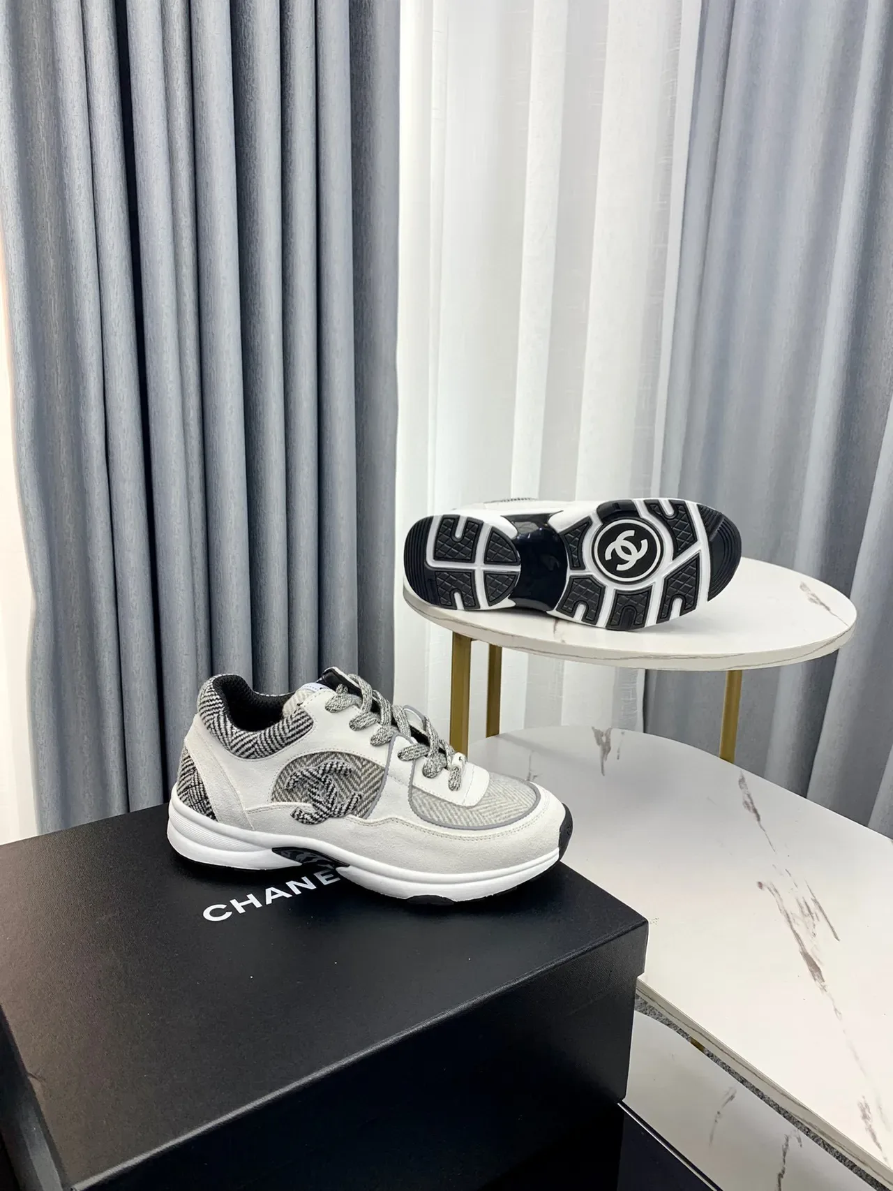 Chanel رمادي أبيض Herringbone ألواح نسيجية Interlocking CC Logo حذاء رياضي سميك 2