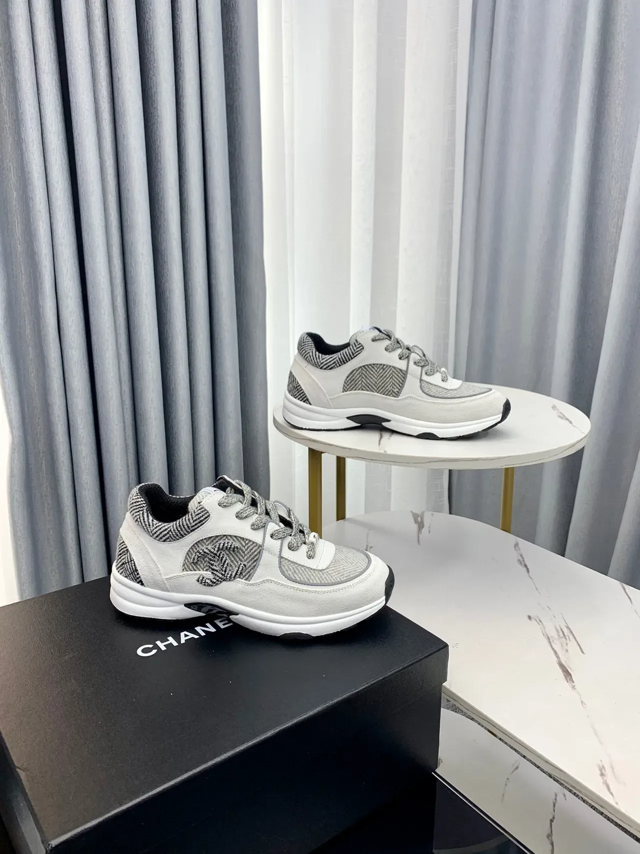 Chanel رمادي أبيض Herringbone ألواح نسيجية Interlocking CC Logo حذاء رياضي سميك 3