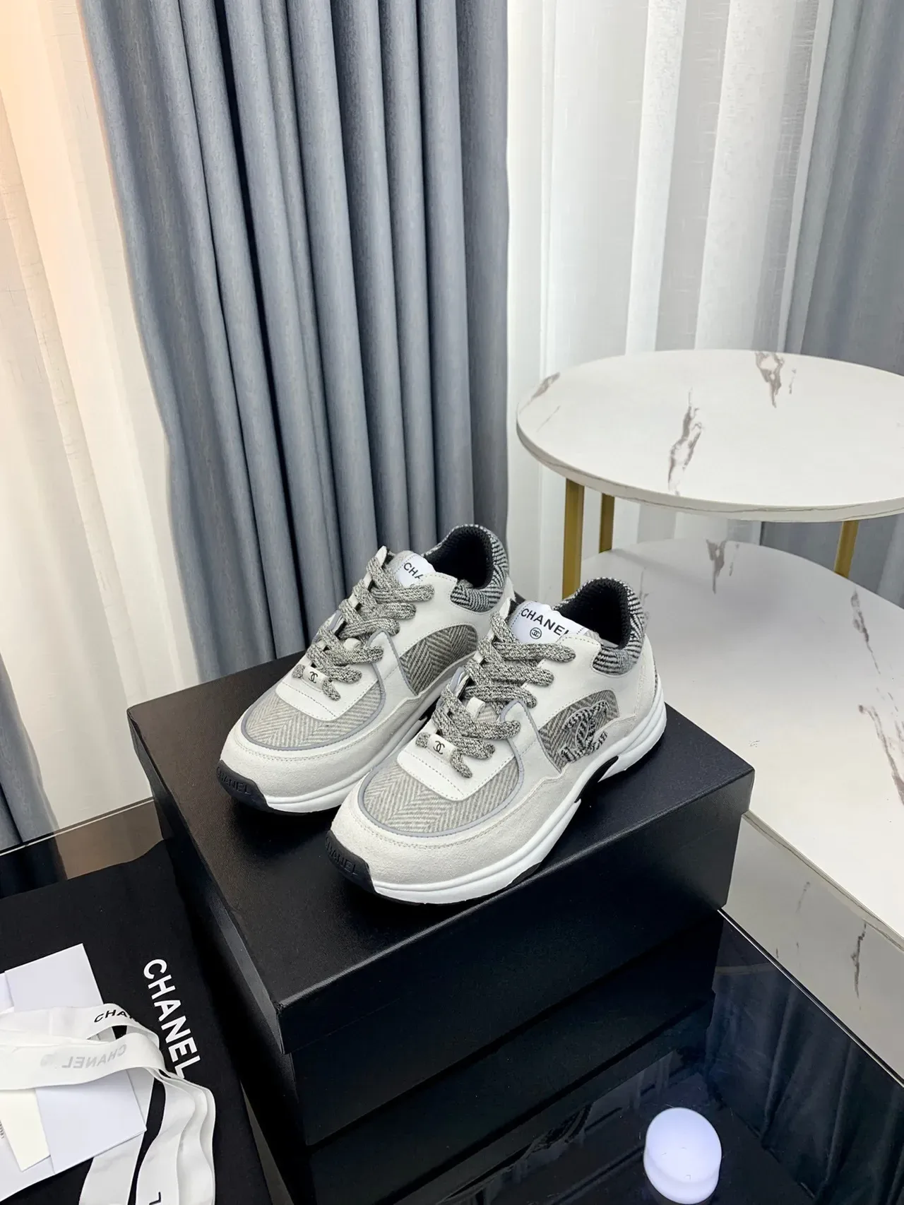 Chanel رمادي أبيض Herringbone ألواح نسيجية Interlocking CC Logo حذاء رياضي سميك 4