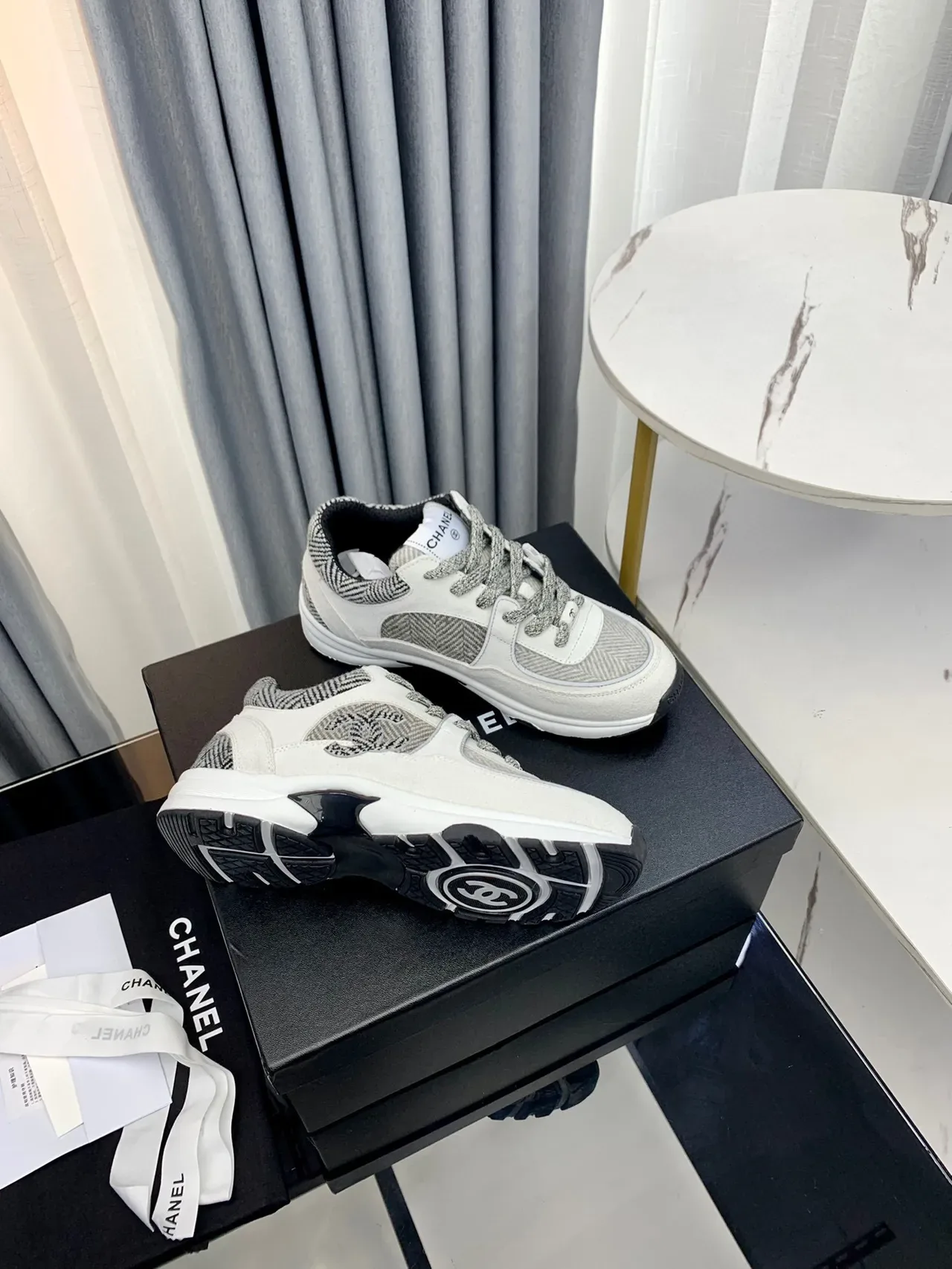 Chanel رمادي أبيض Herringbone ألواح نسيجية Interlocking CC Logo حذاء رياضي سميك 5
