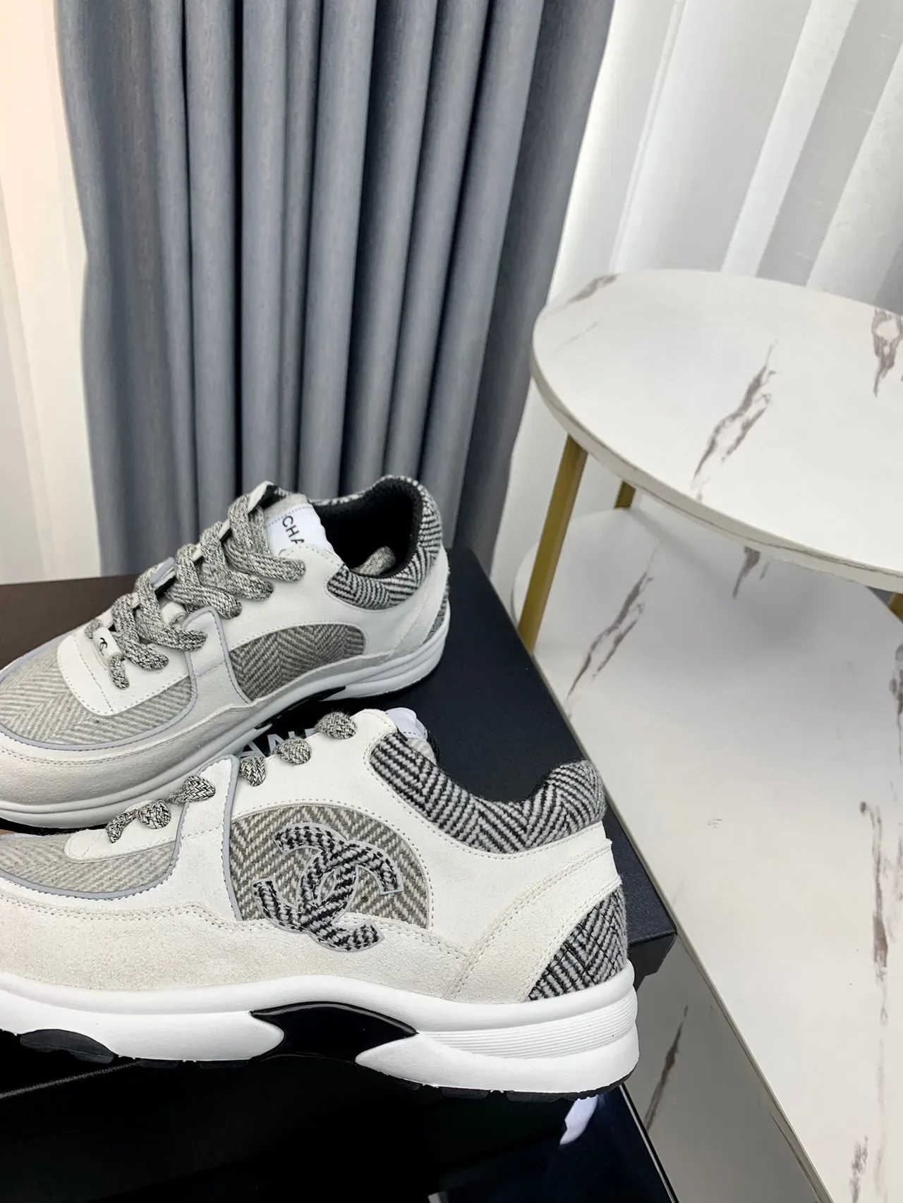 Chanel رمادي أبيض Herringbone ألواح نسيجية Interlocking CC Logo حذاء رياضي سميك 6
