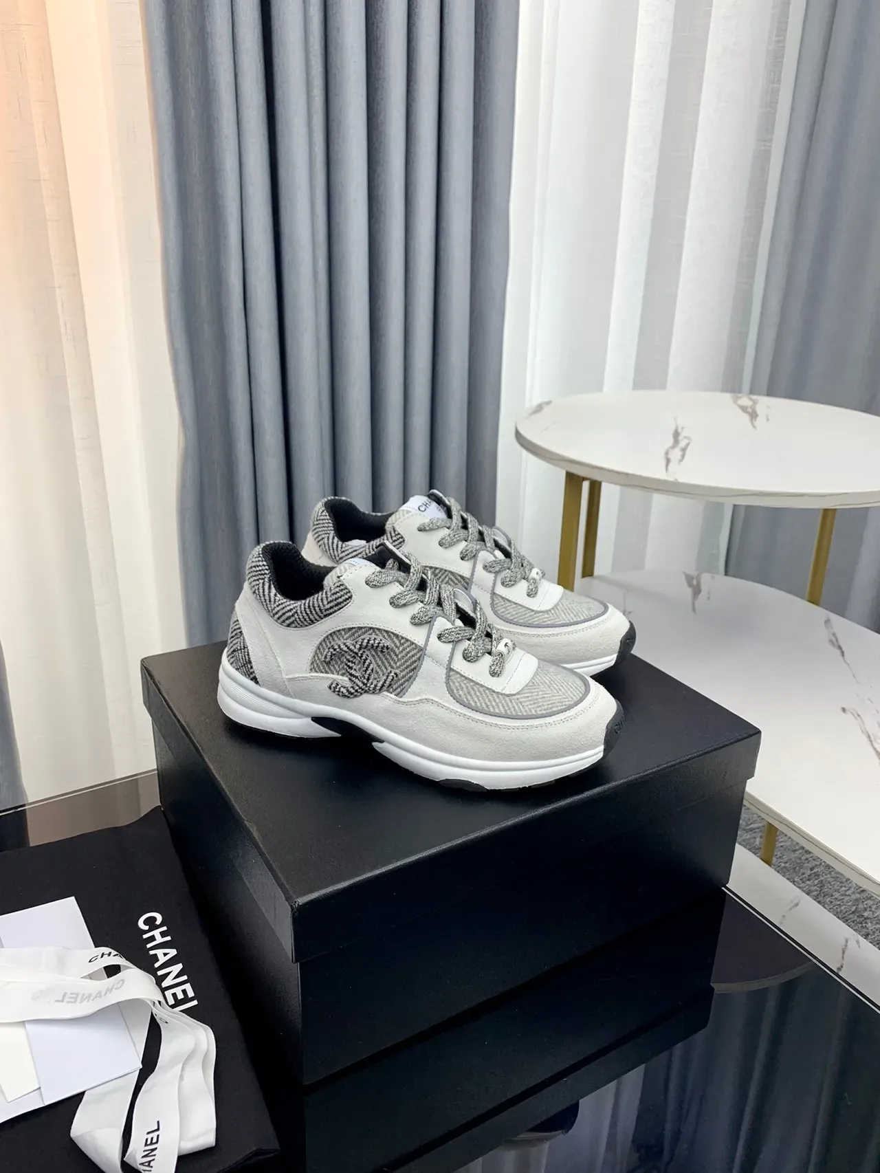 Chanel رمادي أبيض Herringbone ألواح نسيجية Interlocking CC Logo حذاء رياضي سميك 7