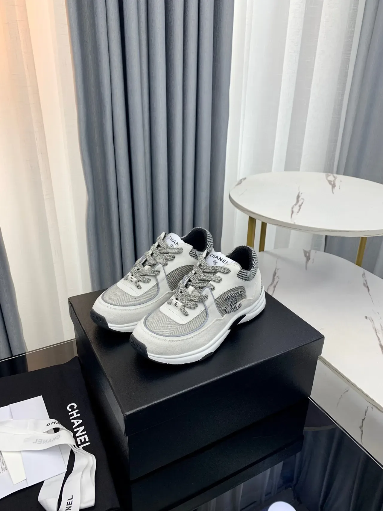 Chanel رمادي أبيض Herringbone ألواح نسيجية Interlocking CC Logo حذاء رياضي سميك 8
