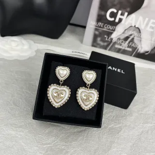 Chanel हृदय आकार का क्रिस्टल एन्क्रस्टेड मोती मात्ता कान की मणिकाएं