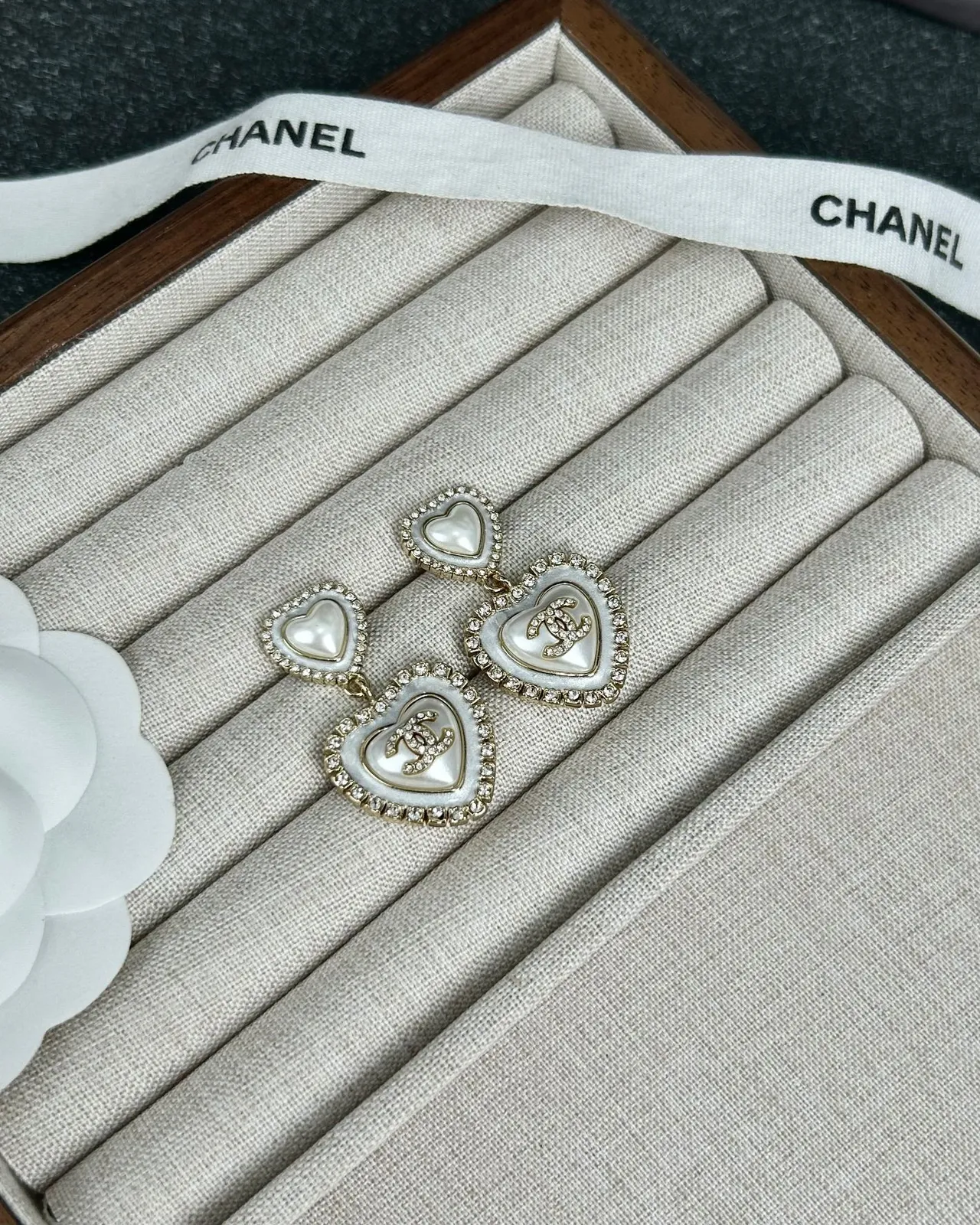 Chanel হার্ট-শেপড ক্রিস্টাল-এনক্রাস্টেড মাতার অপার্ল কানের দুল 4
