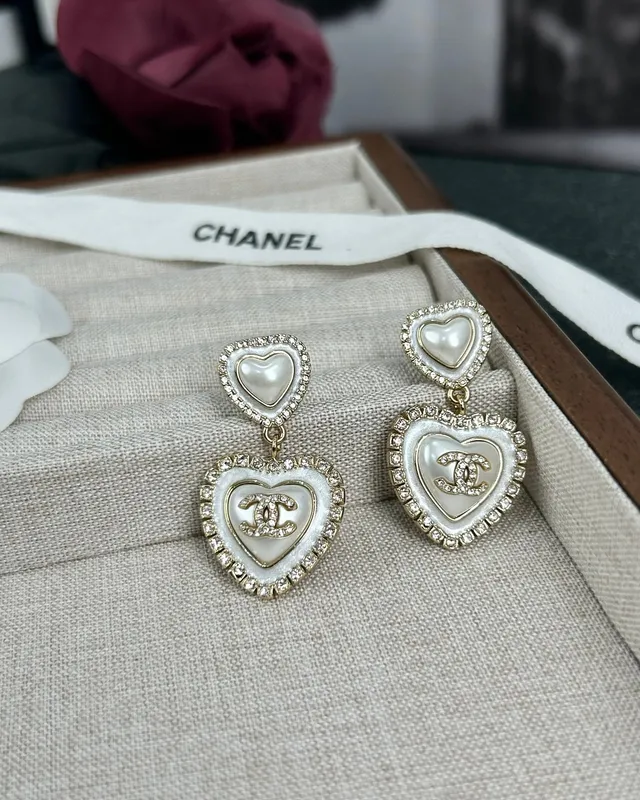 Chanel হার্ট-শেপড ক্রিস্টাল-এনক্রাস্টেড মাতার অপার্ল কানের দুল 6